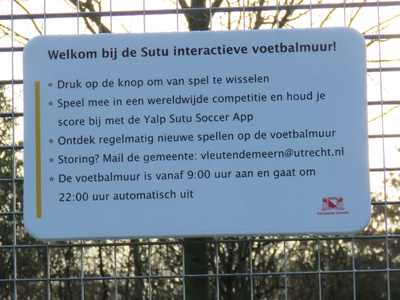 848144 Afbeelding van een uitlegbord voor de 'Sutu interactieve voetbalmuur!', op het sport- en skateparkje bij Aan het ...
